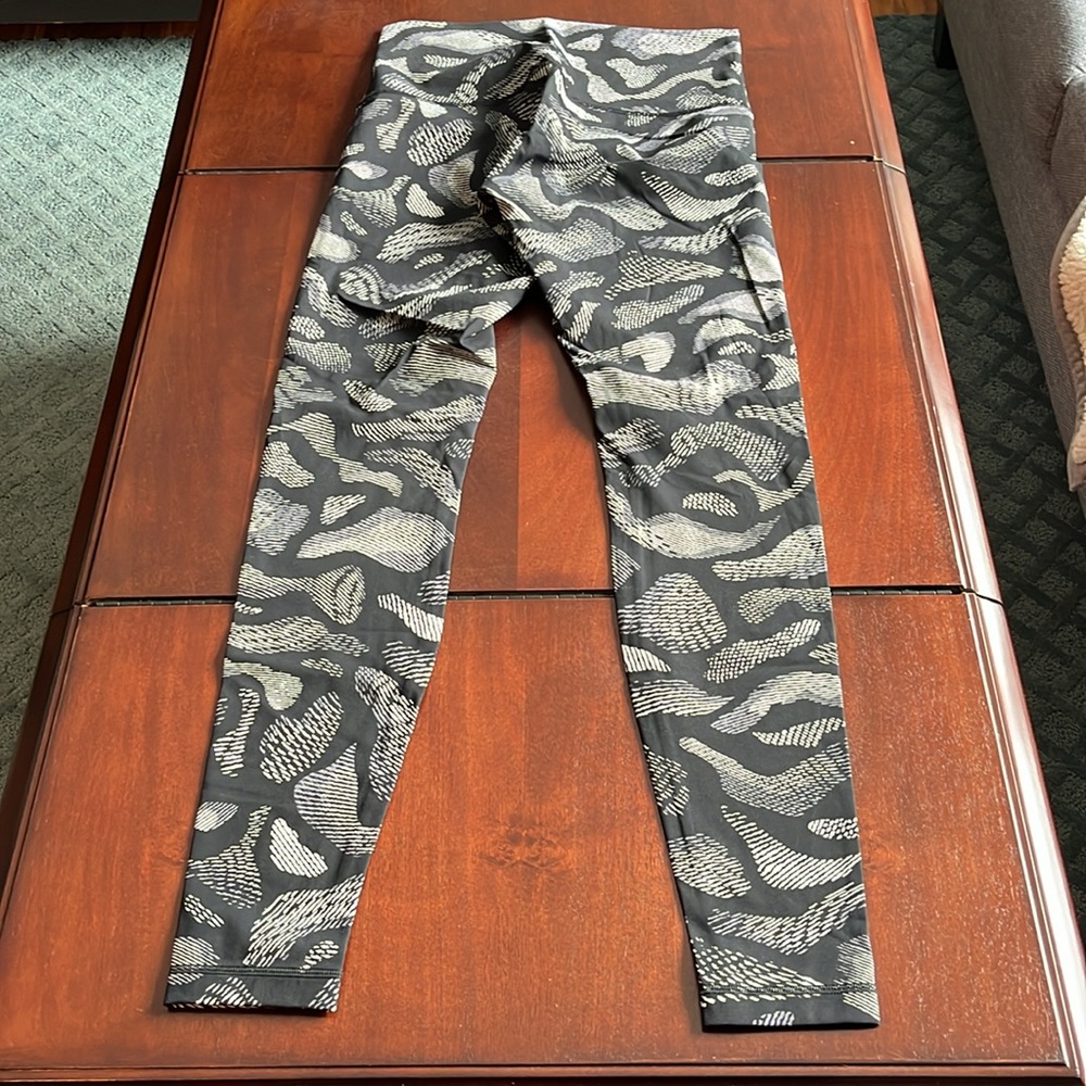 lululemon athletica Black & White Patterned Leggings - Picture 3 of 5
